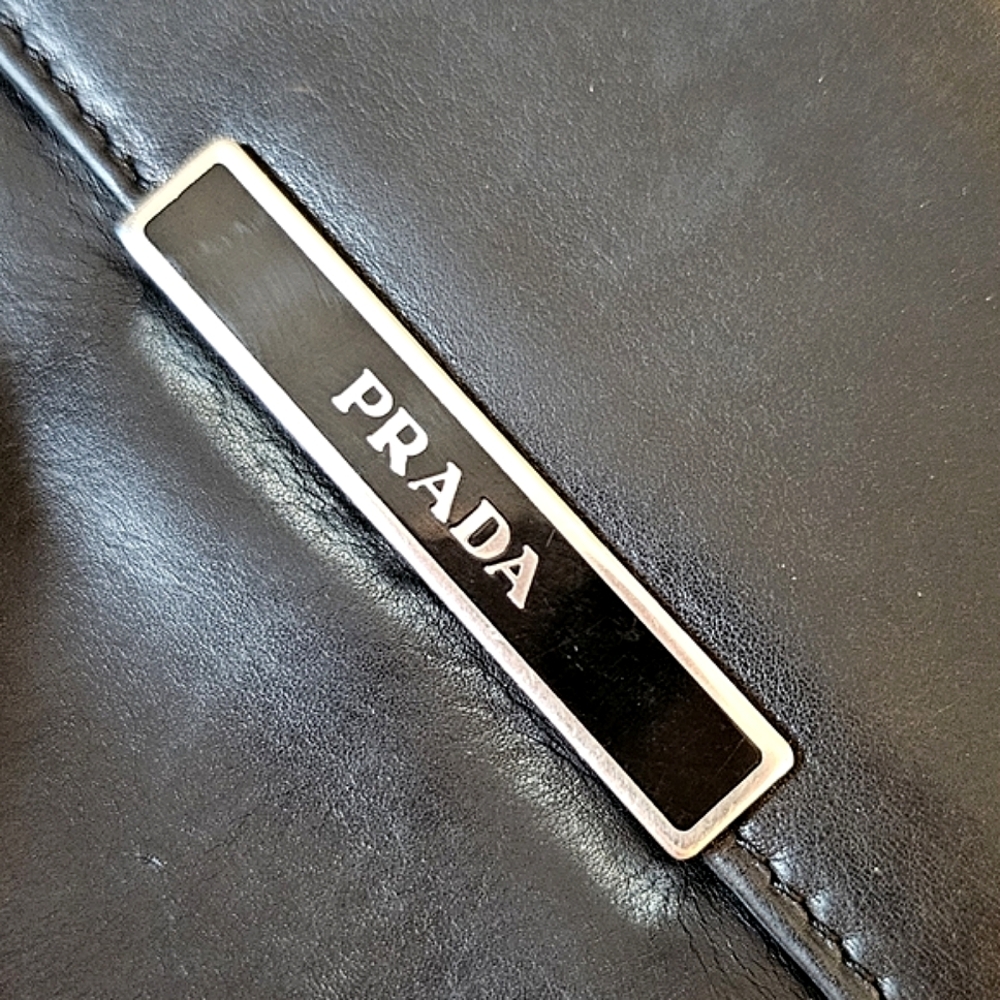 ๐งPrada Logo Plate BUTTER Soft Leather Bi-Fold Vintage Black Wallet๐ง - Picture 2 of 16